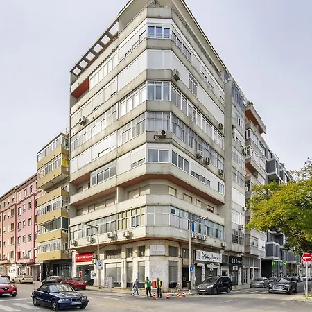 Whome Serenity: Entrecampos Terrace Haven Daire Lisboa